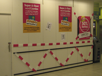 907780 Afbeelding van affiches in de vestiging van de supermarktketen Super de Boer (Merelstraat 46) te Utrecht, die ...